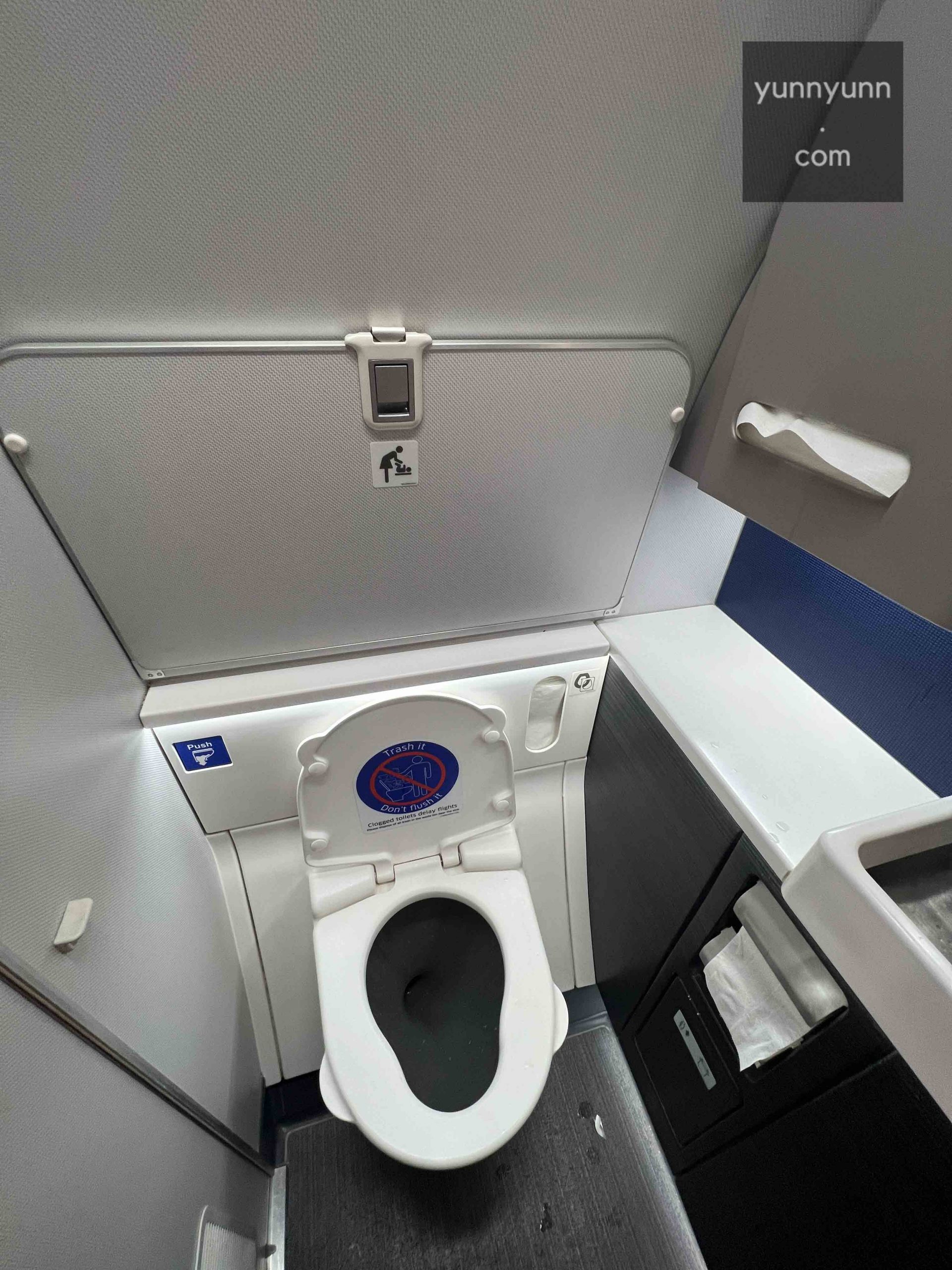 United Airlines 聯合航空 經濟艙洗手間