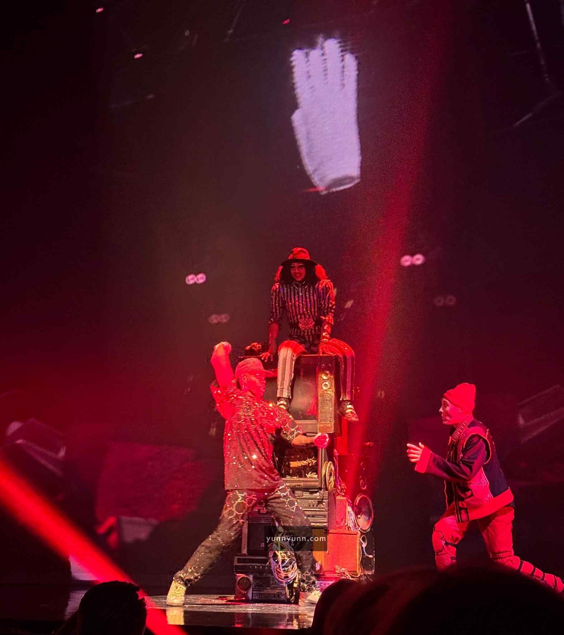 Michael Jackson ONE 是對麥可‧傑克森的創新精神、音樂成就與永恆遺產的深情致敬。