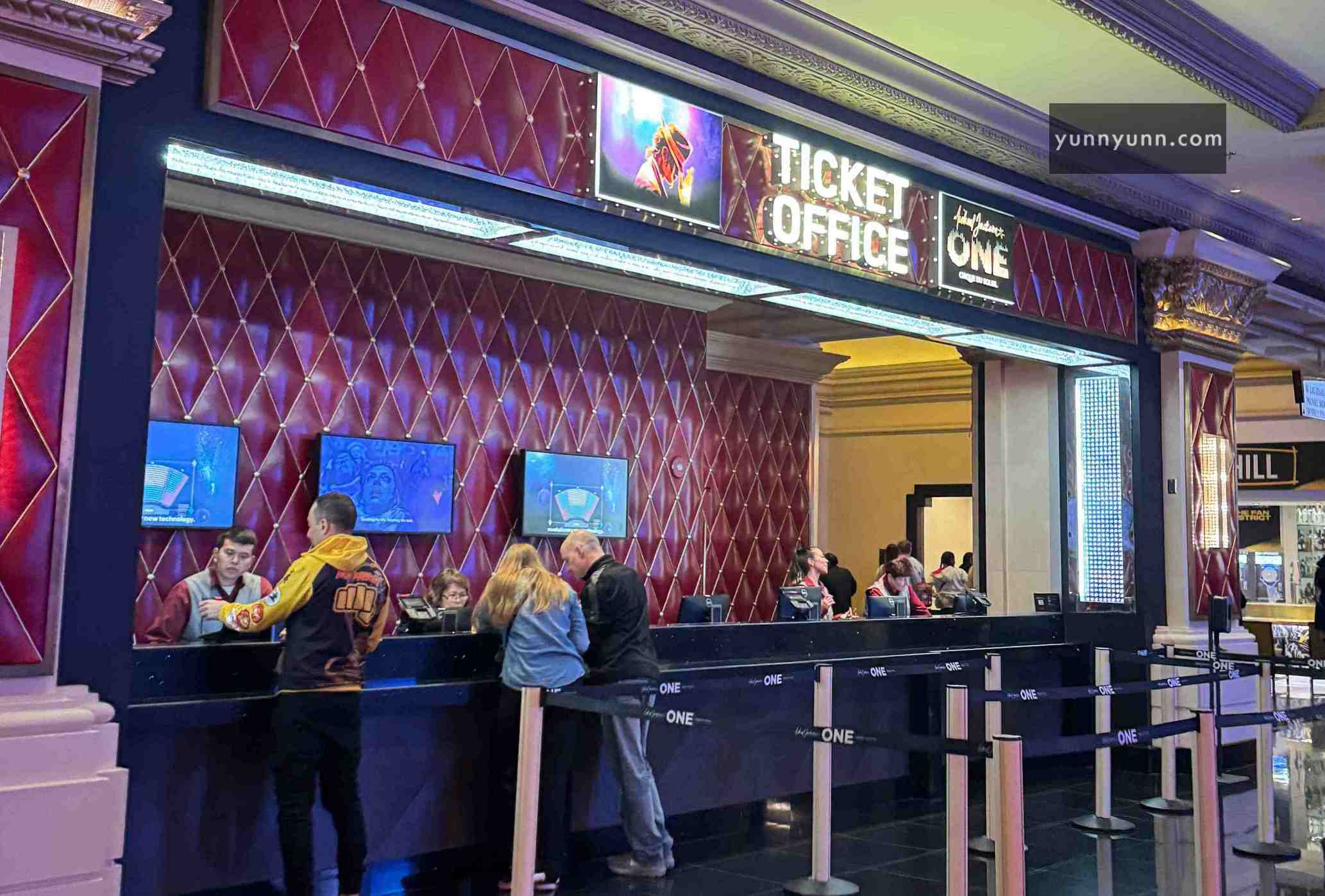 Michael Jackson ONE實體售票處和劇院位於賭場旁的體育博彩區。繼續步行並在 Michael Jackson ONE 售票處左轉。麥可傑克森 ONE 劇院入口位於您的右側
